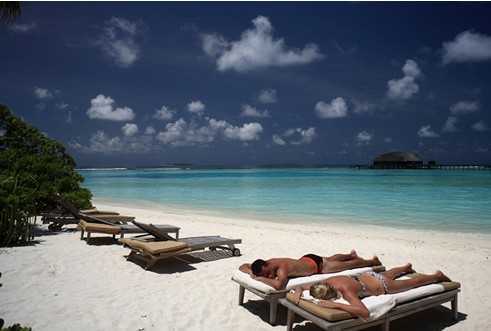 马尔代夫沙滩晒太阳